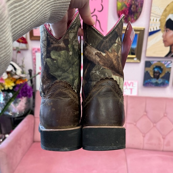 ARIAT PULL ON BOOTS 9.5 - Picture 3 of 5